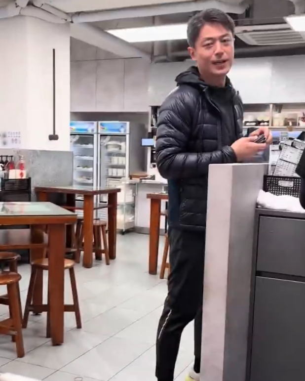 霍建華貼心幫粉絲買單。(圖/翻攝微博)